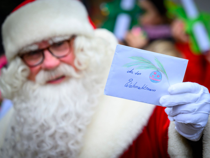 Der Weihnachtsmann im brandenburgischen Himmelpfort muss in diesem Jahr wieder tausende Wunschzettel beantworten. (Archivbild) - Foto: Patrick Pleul/dpa