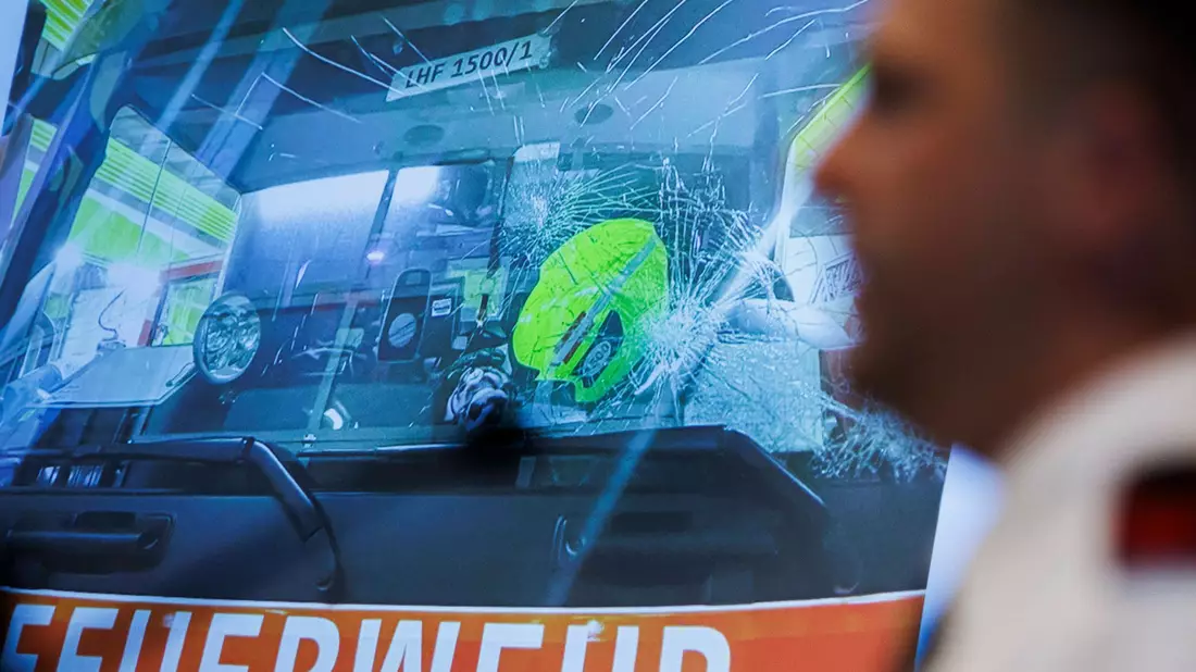 Gewalt gegen Feuerwehrleute ist laut einer neuen Umfrage verbreitet (Symbolbild). - Bild: Carsten Koall/dpa