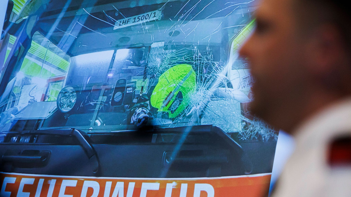 Gewalt gegen Feuerwehrleute ist laut einer neuen Umfrage verbreitet (Symbolbild). - Foto: Carsten Koall/dpa