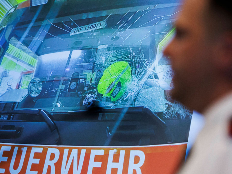 Gewalt gegen Feuerwehrleute ist laut einer neuen Umfrage verbreitet (Symbolbild). - Foto: Carsten Koall/dpa