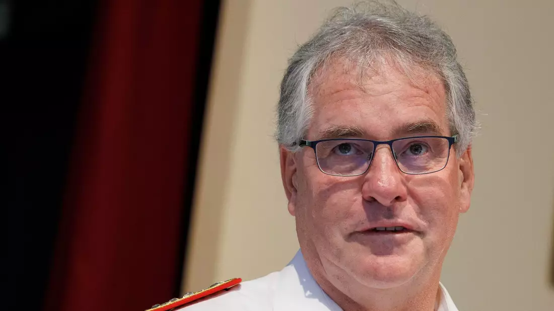 Der Präsident des Feuerwehrverbandes, Karl-Heinz Banse, fordert ein schnelles Handeln der Justiz bei Gewalt gegen Einsatzkräfte. (Archivbild) - Bild: Carsten Koall/dpa