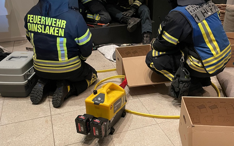 FW Dinslaken: Wildvogelrettung durch die Feuerwehr - Foto: presseportal.de