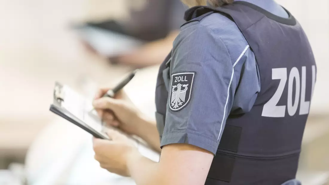HZA-MD: Festnahme bei landesweiter Sonderprüfung gegen Schwarzarbeit / Fluchtversuche verhindert, Ermittlungsverfahren eingeleitet: Zoll stellt zahlreiche Verstöße in Sachsen-Anhalt fest - Bild: presseportal.de