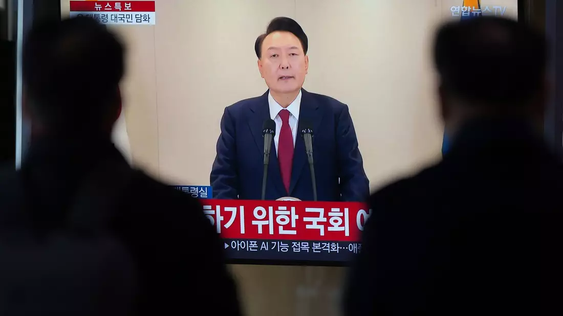 Menschen schauen auf einen Fernsehbildschirm, der die im Fernsehen übertragene Ansprache des südkoreanischen Präsidenten Yoon Suk Yeol an einem Busbahnhof zeigt. Ein zweiter Amtsenthebungsantrag gegen Yoon hat die benötigte Zweidrittelmehrheit in der Nationalversammlung erreicht. (Archivbild) - Bild: Lee Jin-man/AP/dpa