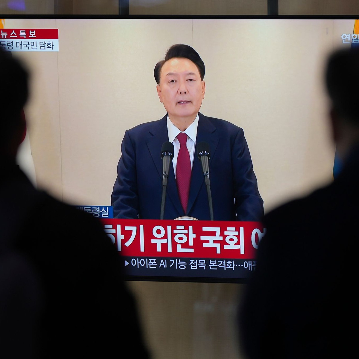 Menschen schauen auf einen Fernsehbildschirm, der die im Fernsehen übertragene Ansprache des südkoreanischen Präsidenten Yoon Suk Yeol an einem Busbahnhof zeigt. Ein zweiter Amtsenthebungsantrag gegen Yoon hat die benötigte Zweidrittelmehrheit in der Nationalversammlung erreicht. (Archivbild) - Foto: Lee Jin-man/AP/dpa