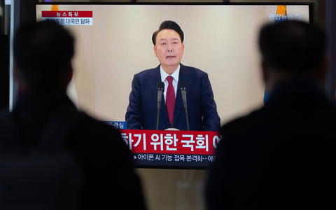 Menschen schauen auf einen Fernsehbildschirm, der die im Fernsehen übertragene Ansprache des südkoreanischen Präsidenten Yoon Suk Yeol an einem Busbahnhof zeigt. Ein zweiter Amtsenthebungsantrag gegen Yoon hat die benötigte Zweidrittelmehrheit in der Nationalversammlung erreicht. (Archivbild) - Foto: Lee Jin-man/AP/dpa