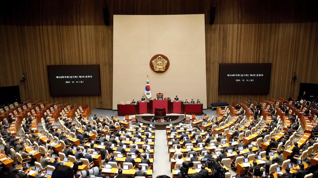 Südkoreanische Gesetzgeber nehmen an der Plenarsitzung zur Abstimmung über die Amtsenthebung von Präsident Yoon Suk Yeol in der Nationalversammlung teil. Ein zweiter Amtsenthebungsantrag gegen Yoon hat die benötigte Zweidrittelmehrheit in der Nationalversammlung erreicht.  - Bild: Woohae Cho/Pool Getty Images/AP/dpa