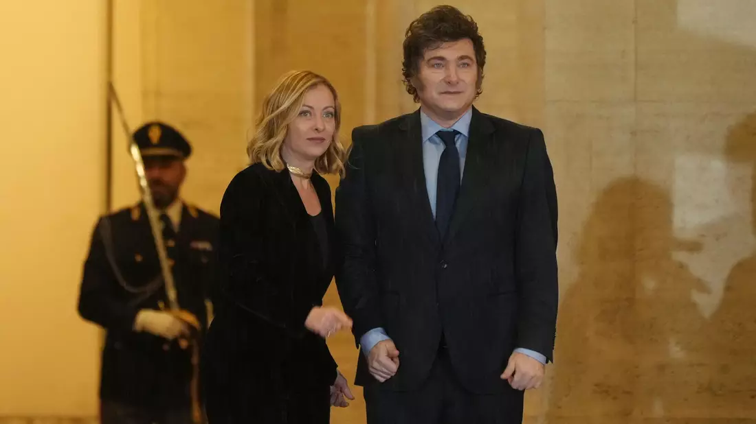 Argentiniens Präsident Javier Milei ist jetzt auch Italiener. Italiens Ministerpräsidentin Giorgia Meloni verlieh ihm die Staatsbürgerschaft. - Bild: Alessandra Tarantino/AP/dpa