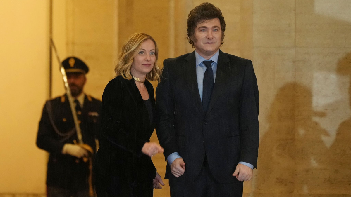 Argentiniens Präsident Javier Milei ist jetzt auch Italiener. Italiens Ministerpräsidentin Giorgia Meloni verlieh ihm die Staatsbürgerschaft. - Foto: Alessandra Tarantino/AP/dpa