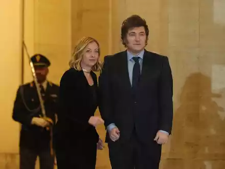 Argentiniens Präsident Javier Milei ist jetzt auch Italiener. Italiens Ministerpräsidentin Giorgia Meloni verlieh ihm die Staatsbürgerschaft. - Foto: Alessandra Tarantino/AP/dpa