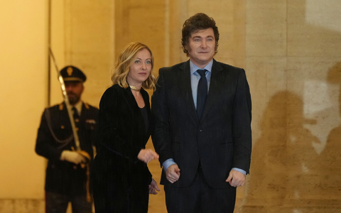 Argentiniens PrĂ€sident Javier Milei ist jetzt auch Italiener. Italiens MinisterprĂ€sidentin Giorgia Meloni verlieh ihm die StaatsbĂŒrgerschaft. - Foto: Alessandra Tarantino/AP/dpa Argentiniens PrĂ€sident Javier Milei ist jetzt auch Italiener. Italiens MinisterprĂ€sidentin Giorgia Meloni verlieh ihm die StaatsbĂŒrgerschaft. - Foto: Alessandra Tarantino/AP/dpa