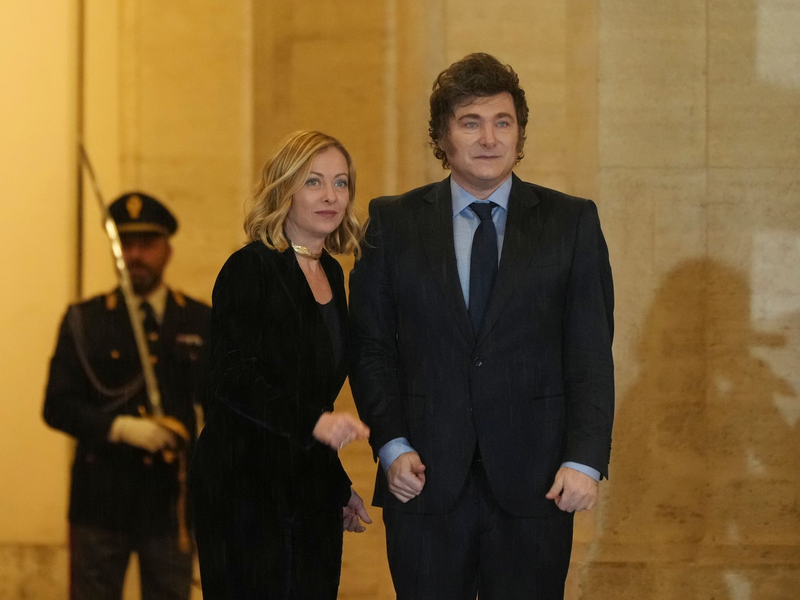 Argentiniens Präsident Javier Milei ist jetzt auch Italiener. Italiens Ministerpräsidentin Giorgia Meloni verlieh ihm die Staatsbürgerschaft. - Foto: Alessandra Tarantino/AP/dpa