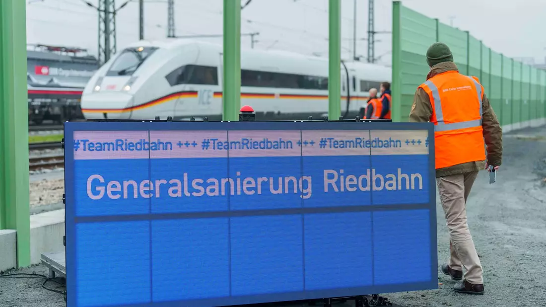 Zum Anrollen des Zugverkehrs auf der sanierten Riedbahn kam es noch zu Verspätungen - es ruckelt sich aber ein. - Bild: Andreas Arnold/dpa
