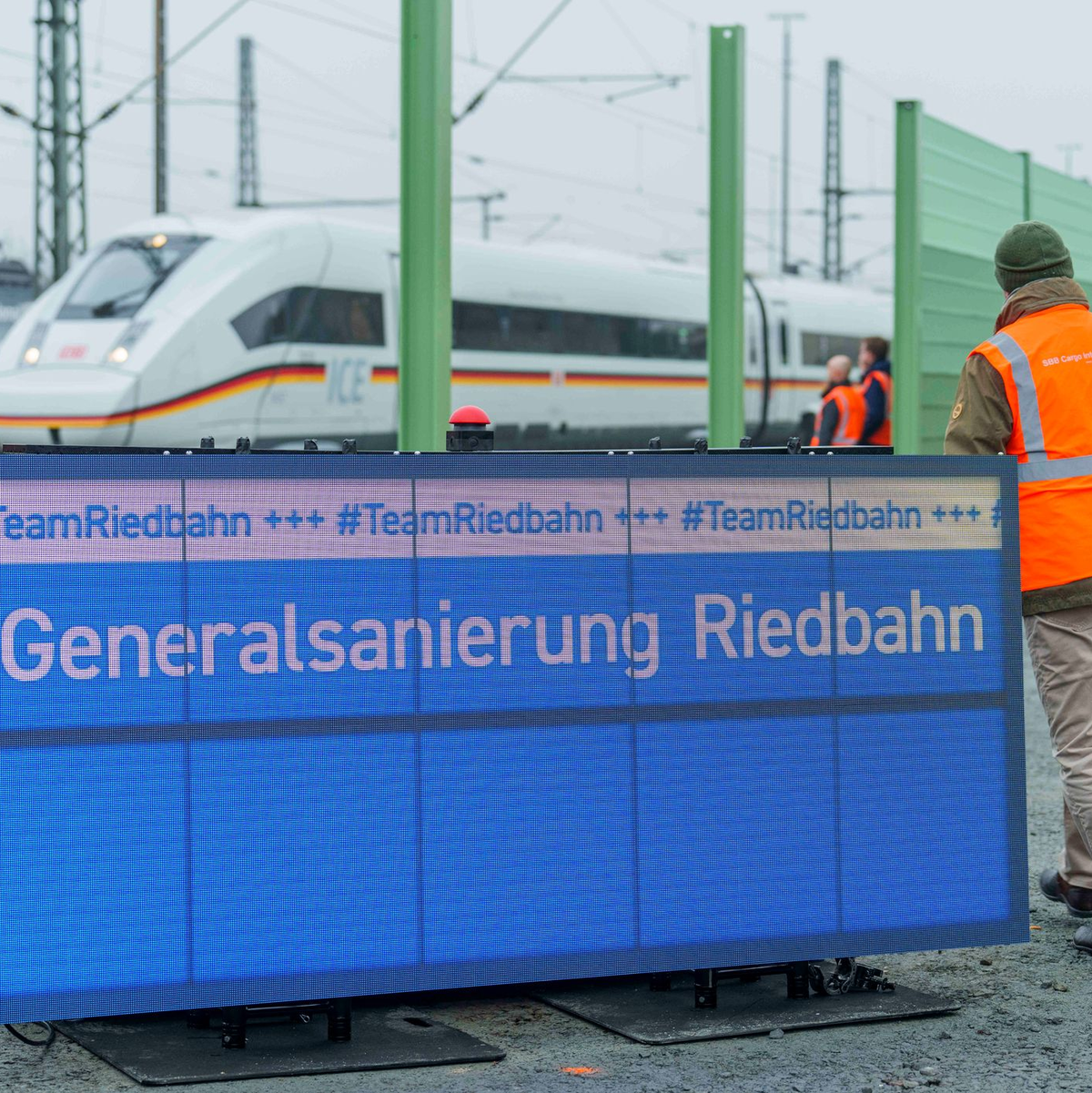 Bahnchef Richard Lutz (rechts) und Verkehrsminister Volker Wissing (parteilos) hatten sich gemeinsam auf das Sanierungsvorgehen verständigt. (Archivbild) - Foto: Andreas Arnold/dpa