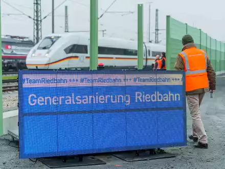 Riedbahn soll schon am Samstag wieder öffnen - Foto: Andreas Arnold/dpa