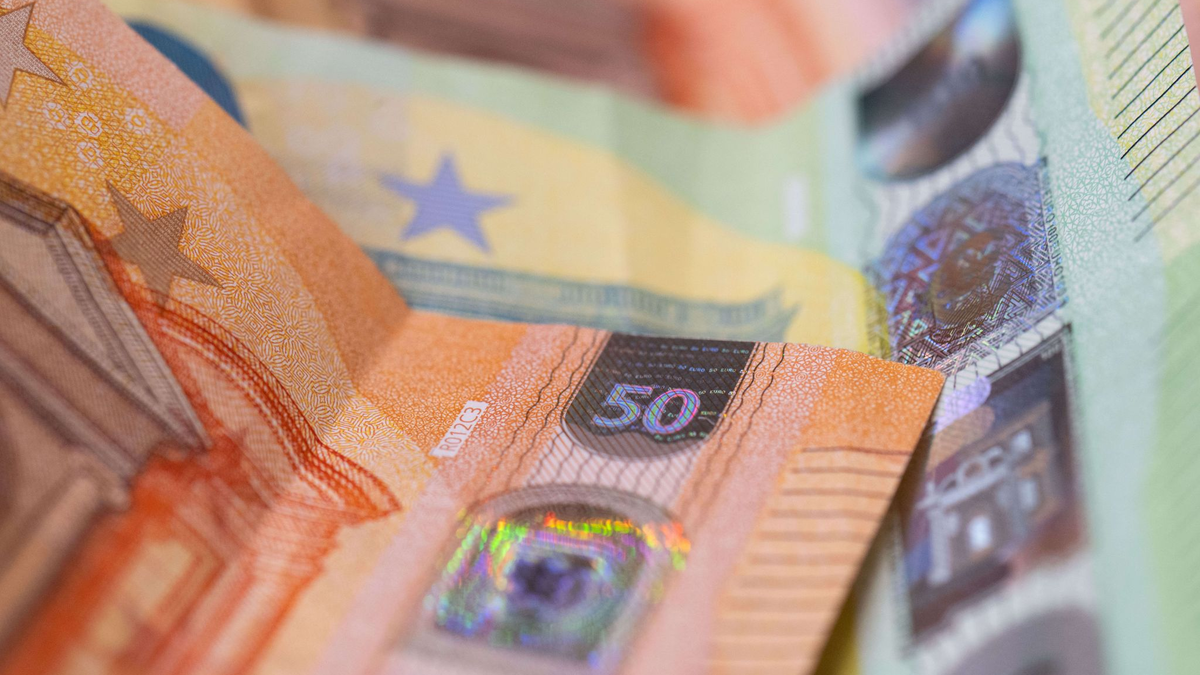 Ausblick negativ – ein Hinweis auf eine mögliche Herabstufung. (Symboldbild) - Foto: Boris Roessler/dpa