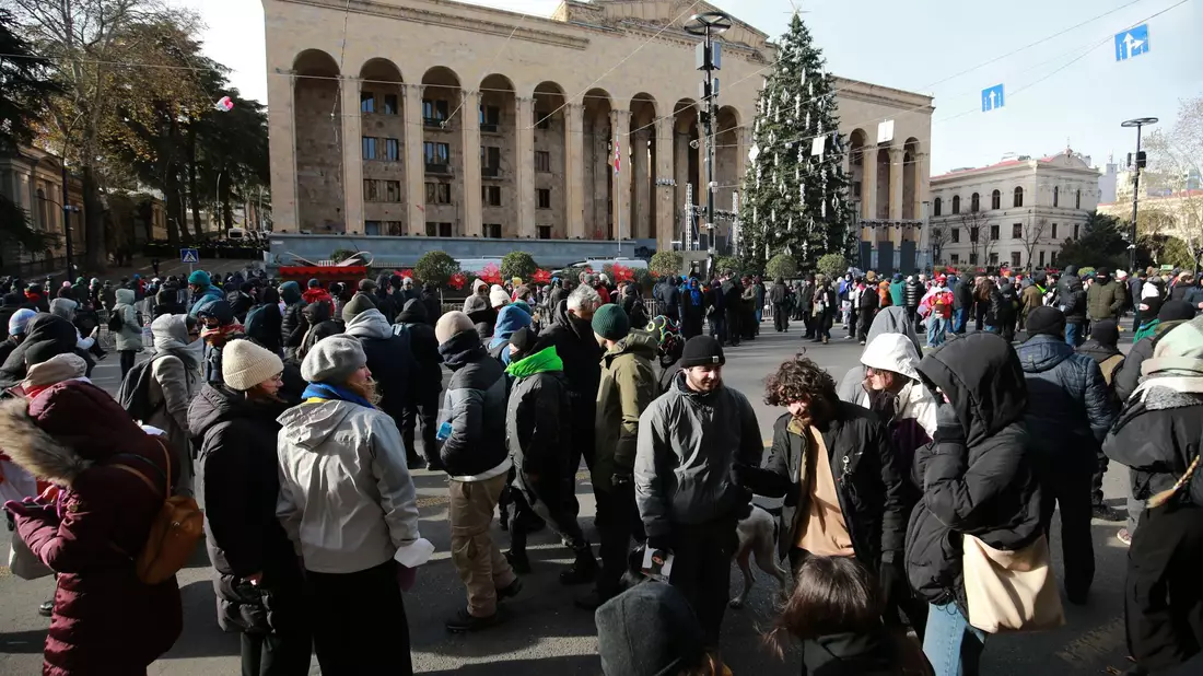 Die Regierungspartei Georgischer Traum hat trotz Protesten in einem umstrittenen Prozess ihren Präsidentschaftskandidaten durchgesetzt. - Bild: Zurab Tsertsvadze/AP/dpa
