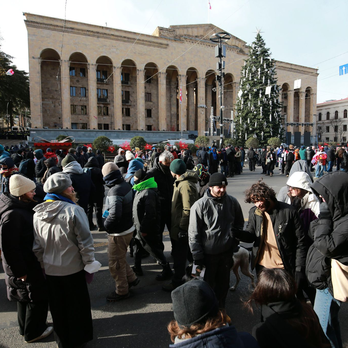 Trotz Protesten vor dem Parlamentsgebäude hat die Regierungspartei Georgischer Traum ihren Kandidaten in einem umstrittenen Prozess zum Präsidenten gewählt. - Foto: Zurab Tsertsvadze/AP/dpa