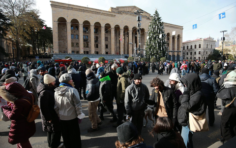 Die Regierungspartei Georgischer Traum hat trotz Protesten in einem umstrittenen Prozess ihren Präsidentschaftskandidaten durchgesetzt. - Foto: Zurab Tsertsvadze/AP/dpa