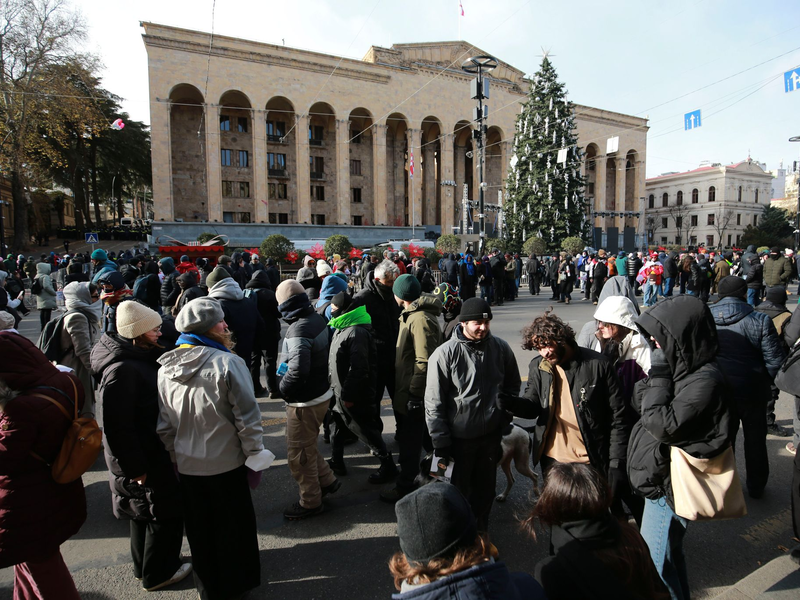Die Regierungspartei Georgischer Traum hat trotz Protesten in einem umstrittenen Prozess ihren Präsidentschaftskandidaten durchgesetzt. - Foto: Zurab Tsertsvadze/AP/dpa