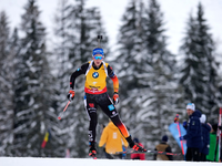 Auch Rekordweltmeister Johannes Thingnes Bö staunt ĂŒber das schnelle SchieĂen seines jungen Teamkollegen. - Foto: Matthias Schrader/AP/dpa