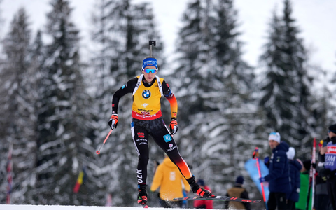 Auch Rekordweltmeister Johannes Thingnes Bö staunt über das schnelle Schießen seines jungen Teamkollegen. - Foto: Matthias Schrader/AP/dpa Auch Rekordweltmeister Johannes Thingnes Bö staunt über das schnelle Schießen seines jungen Teamkollegen. - Foto: Matthias Schrader/AP/dpa