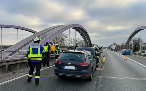 FF Olsberg: Von Hamm bis Olsberg - Katze fährt 75 Kilometer im Motorraum über die A44 mit - Foto: presseportal.de