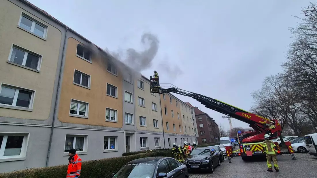 FW Bremerhaven: Wohnungsbrand im Stadtteil Lehe. - Bild: presseportal.de