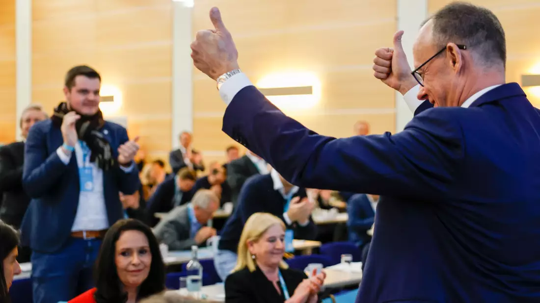 CDU-Chef Friedrich Merz versprach bei seiner Nominierung zum Spitzenkandidaten in Nordrhein-Westfalen die im Wahlprogramm genannten Steuersenkungen. - Bild: Thomas Banneyer/dpa
