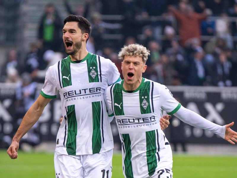 Viel Arbeit für Kiels Torwart Weiner. - Foto: David Inderlied/dpa