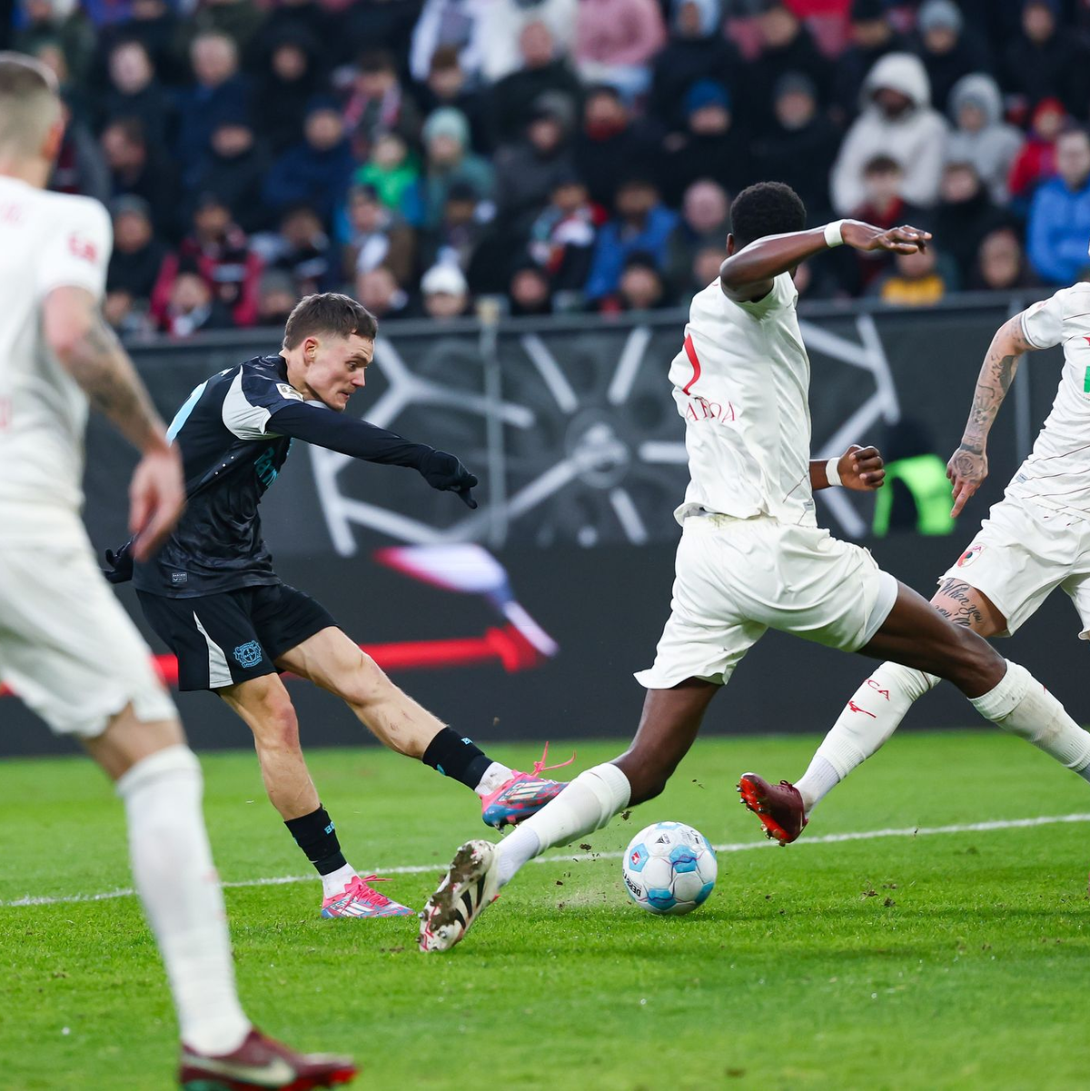 Zack, durch die Beine: Florian Wirtz (M) sorgt für den zweiten Streich. - Foto: Daniel Löb/dpa