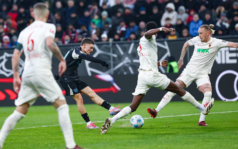 Zack, durch die Beine: Florian Wirtz (M) sorgt für den zweiten Streich. - Foto: Daniel Löb/dpa