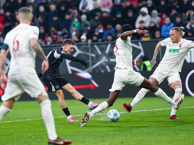 Zack, durch die Beine: Florian Wirtz (M) sorgt für den zweiten Streich. - Foto: Daniel Löb/dpa