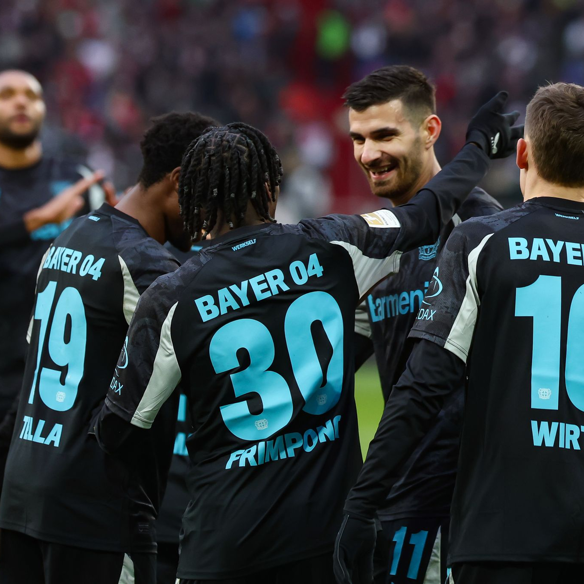 Martin Terrier (2.v.r) lässt Leverkusen früh jubeln. - Foto: Daniel Löb/dpa