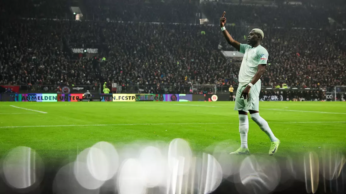 Das Spiel FC St. Pauli und Werder Bremen muss wegen Pyro-Nebels unterbrochen werden.    - Bild: Christian Charisius/dpa