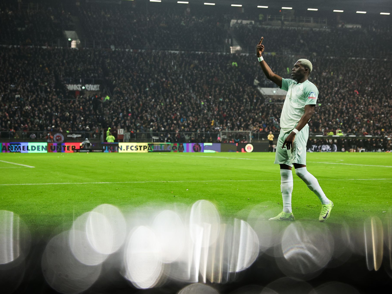 Das Spiel FC St. Pauli und Werder Bremen muss wegen Pyro-Nebels unterbrochen werden.    - Foto: Christian Charisius/dpa