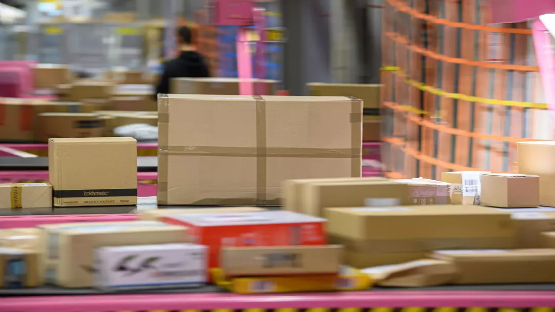 Transportband in einem DHL-Paketzentrum: In Paketen stecken manchmal auch für den Zoll Überraschungen. (Symbolbild) - Bild: Robert Michael/dpa-Zentralbild/dpa