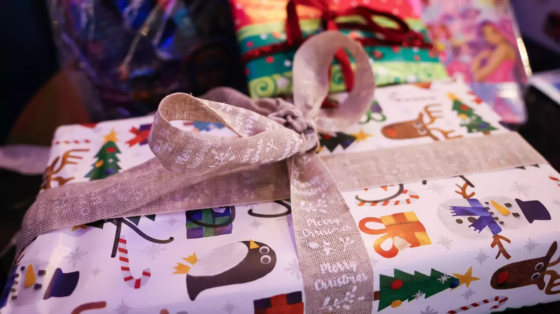 Weihnachten kann schnell teuer werden, wenn Käufer und Käuferinnen sich nicht vorher über mögliche Gebühren und Steuern informieren. (Symbolbild) - Bild: Christian Charisius/dpa