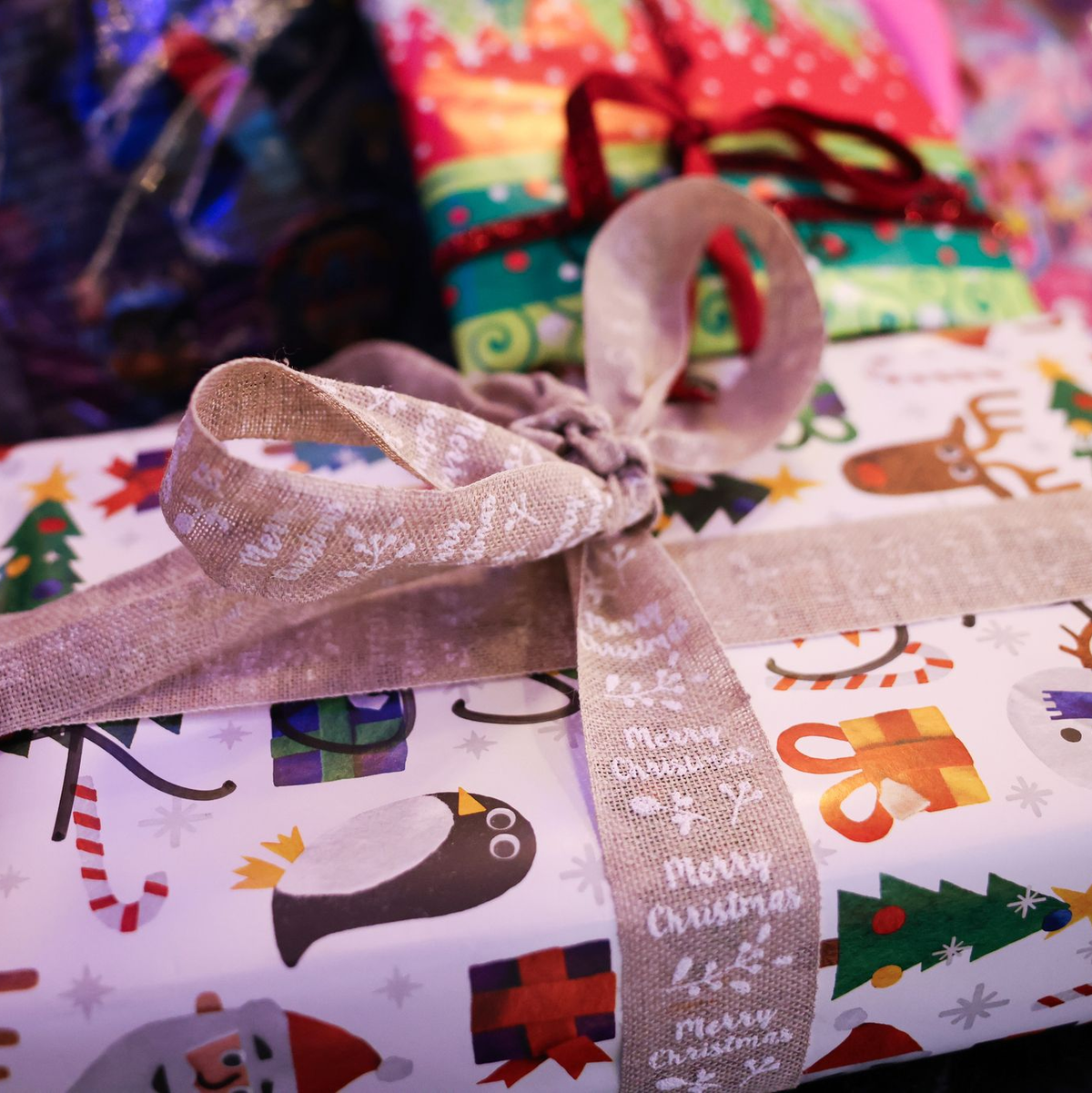 Weihnachten kann schnell teuer werden, wenn Käufer und Käuferinnen sich nicht vorher über mögliche Gebühren und Steuern informieren. (Symbolbild) - Foto: Christian Charisius/dpa