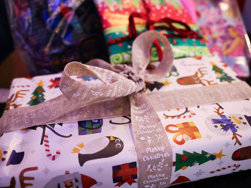 Süßigkeiten und Feinkost: Beliebte Geschenke, die nicht immer begeistern. (Illustration) - Foto: Christian Charisius/dpa