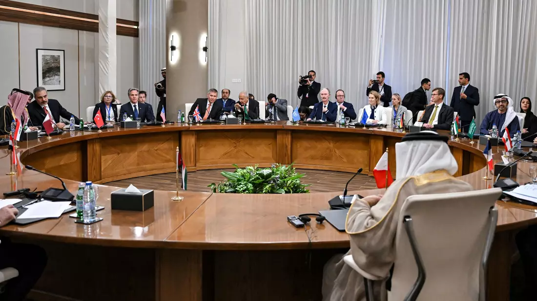 Im jordanischen Rotmeer-Bad Akaba sprechen westliche und arabische Diplomaten dem neuen Syrien ihre Unterstützung aus. - Bild: Andrew Caballero-Reynolds/AFP Pool/dpa