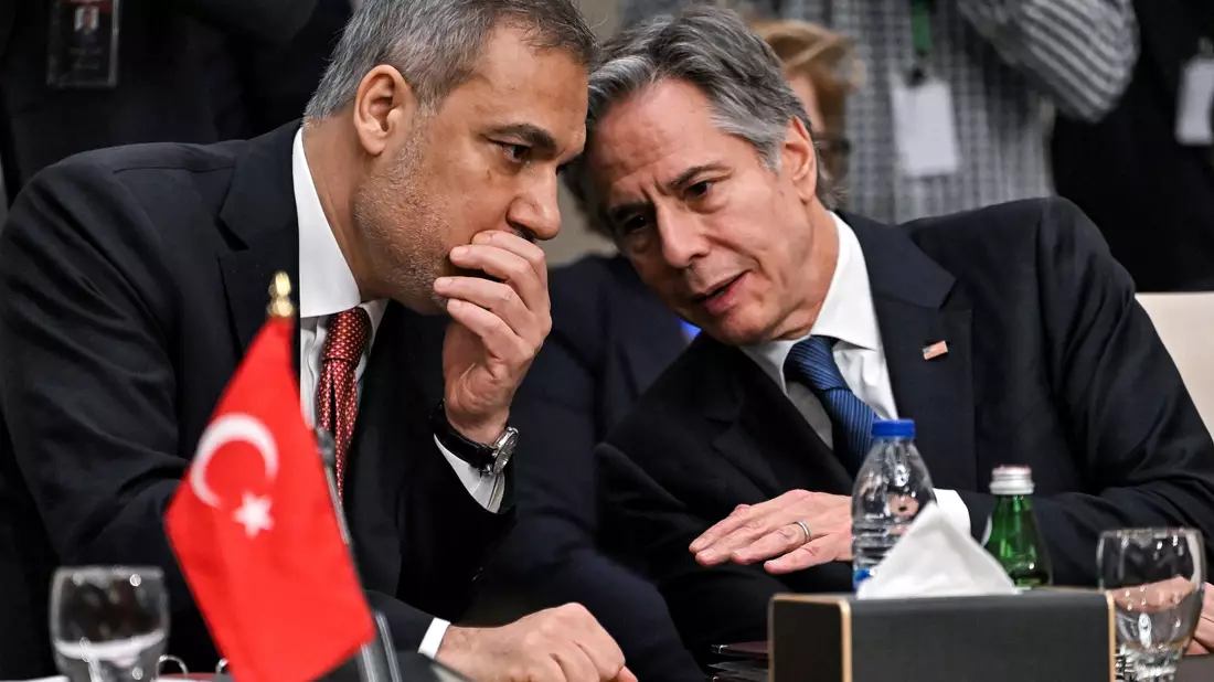 Der türkische Außenminister Hakan Fidan (l.) - hier mit seinem US-Amtskollegen Antony Blinken - sagt der syrischen Kurdenmiliz YPG den Krieg an.  - Bild: Andrew Caballero-Reynolds/AFP Pool/AP/dpa