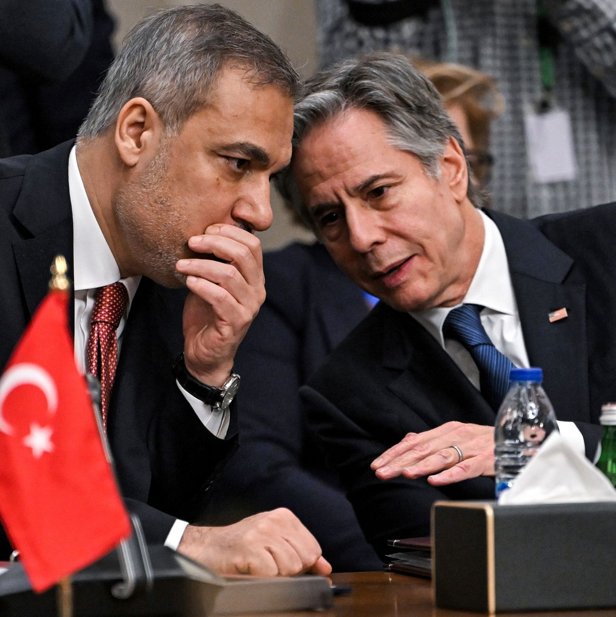Der türkische Außenminister Hakan Fidan (l.) - hier mit seinem US-Amtskollegen Antony Blinken - sagt der syrischen Kurdenmiliz YPG den Krieg an.  - Foto: Andrew Caballero-Reynolds/AFP Pool/AP/dpa