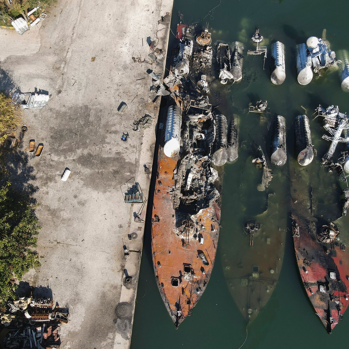 Israel zerstört systematisch syrische Militär-Assets - hier zwei Marineschiffe im Hafen von Latakia.  - Foto: Omar Albam/AP/dpa