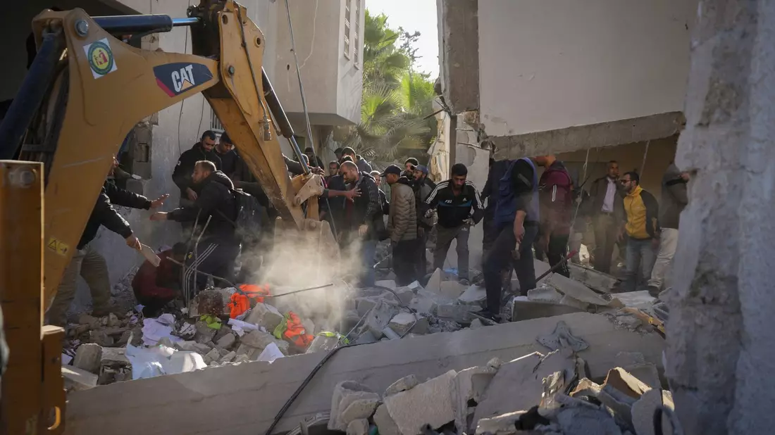 Ein israelischer Luftangriff richtete sich gegen das Gemeindehaus der Gaza-Stadt Deir al-Balah - der getötete Bürgermeister soll ein Hamas-Kader gewesen sein. - Bild: Abdel Kareem Hana/AP/dpa