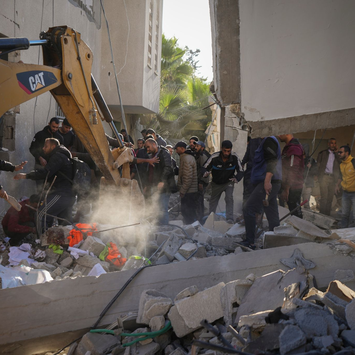 Ein israelischer Luftangriff richtete sich gegen das Gemeindehaus der Gaza-Stadt Deir al-Balah - der getötete Bürgermeister soll ein Hamas-Kader gewesen sein. - Foto: Abdel Kareem Hana/AP/dpa