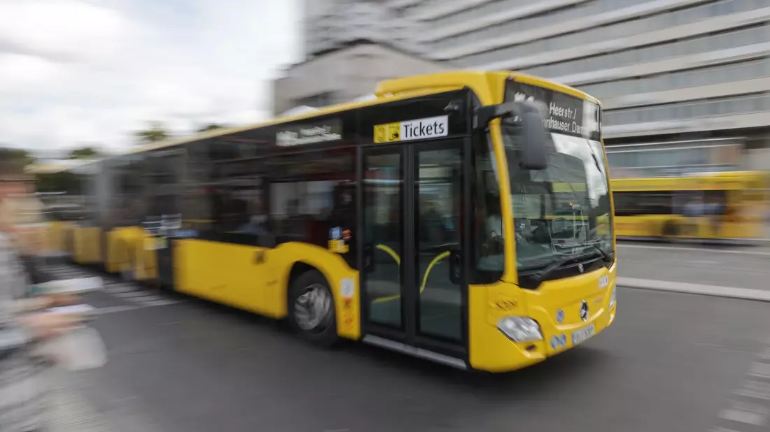 Die meisten syrischen Beschäftigten bei der BVG sind im Bus-Bereich angestellt. (Archivfoto) - Bild: Jörg Carstensen/dpa
