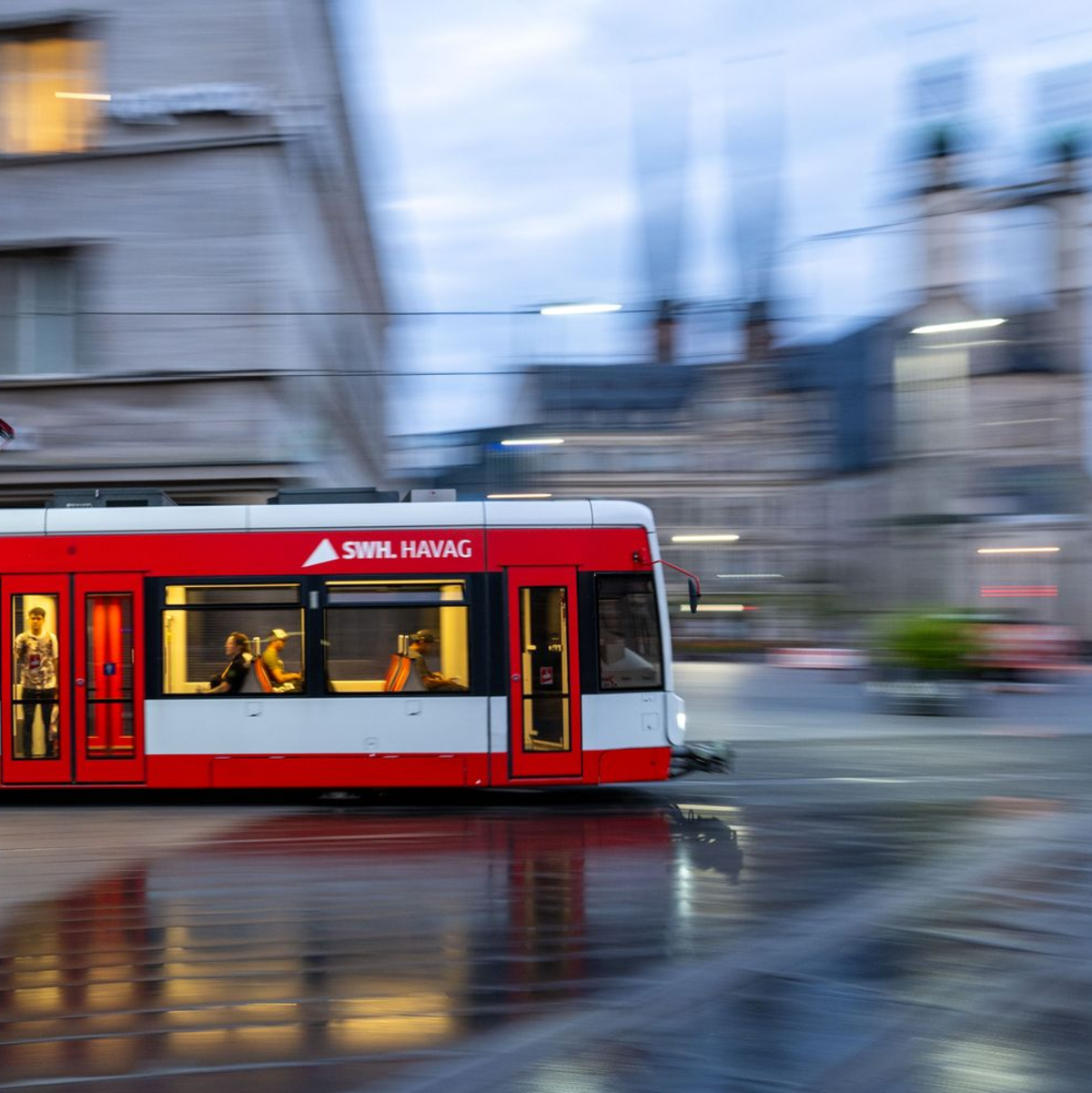Ohne syrische Mitarbeiter würde sich der Personalmangel bei vielen Verkehrsunternehmen aus Sicht des VDV weiter verschärfen. (Archivfoto) - Foto: Hendrik Schmidt/dpa