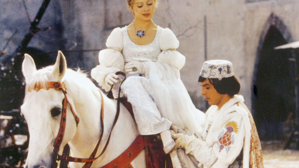 «Drei Haselnüsse für Aschenbrödel» kommt öfter über die Feiertage im Fernsehen: Der Prinz (Pavel Trávnícek) passt Aschenbrödel (Libuse Safránková) den verlorenen Schuh an.  - Foto: -/Degeto/WDR/dpa