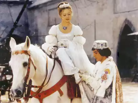 «Drei Haselnüsse für Aschenbrödel» kommt öfter über die Feiertage im Fernsehen: Der Prinz (Pavel Trávnícek) passt Aschenbrödel (Libuse Safránková) den verlorenen Schuh an.  - Foto: -/Degeto/WDR/dpa
